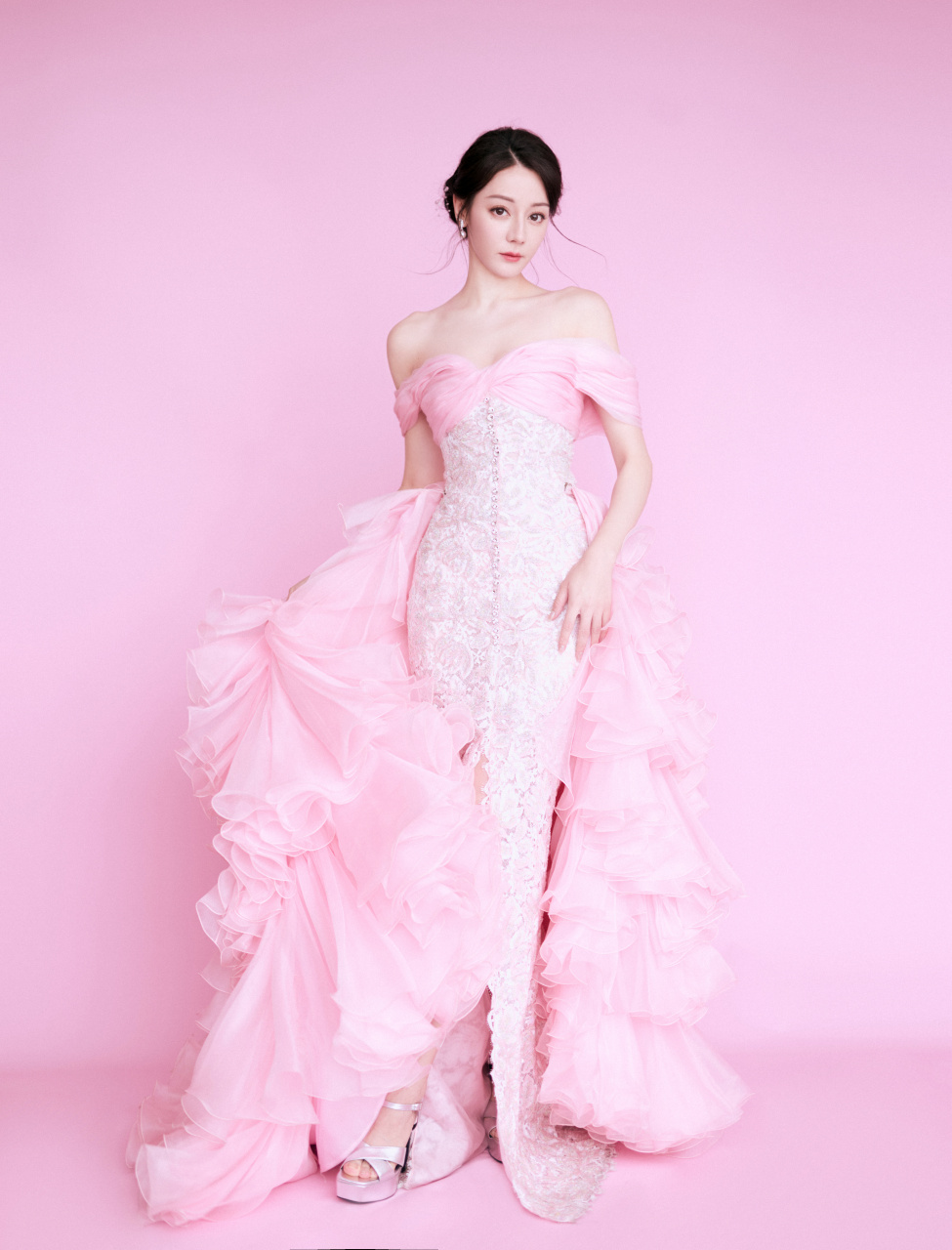 迪丽热巴,身着银色亮片礼裙,裙边点染粉色,如诗如画.