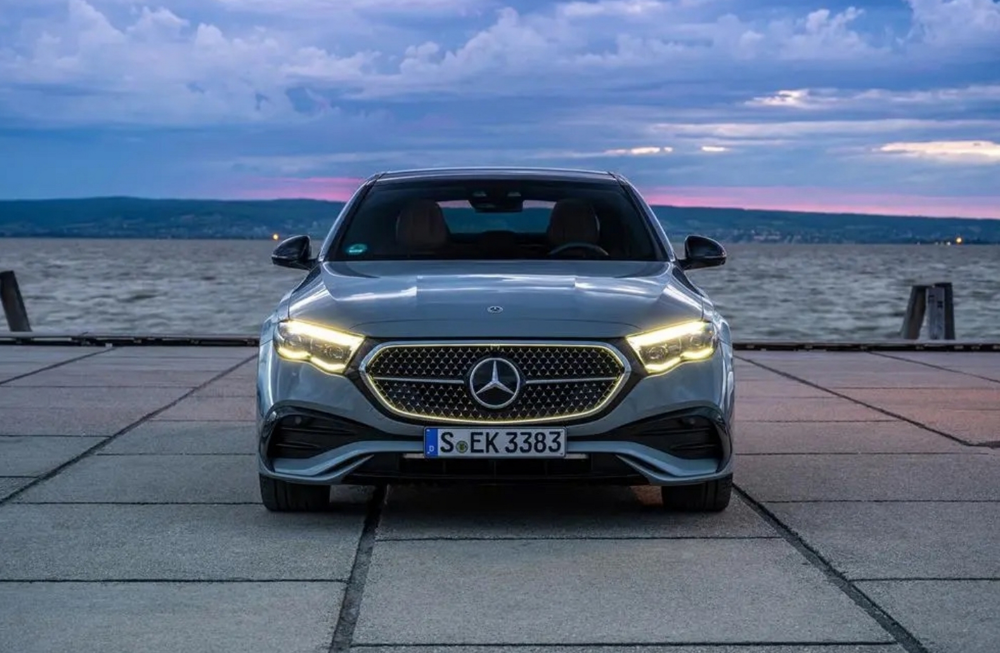 奔驰 e级 2023 款改款 e300 轿跑车,豪华与性能的完美结合