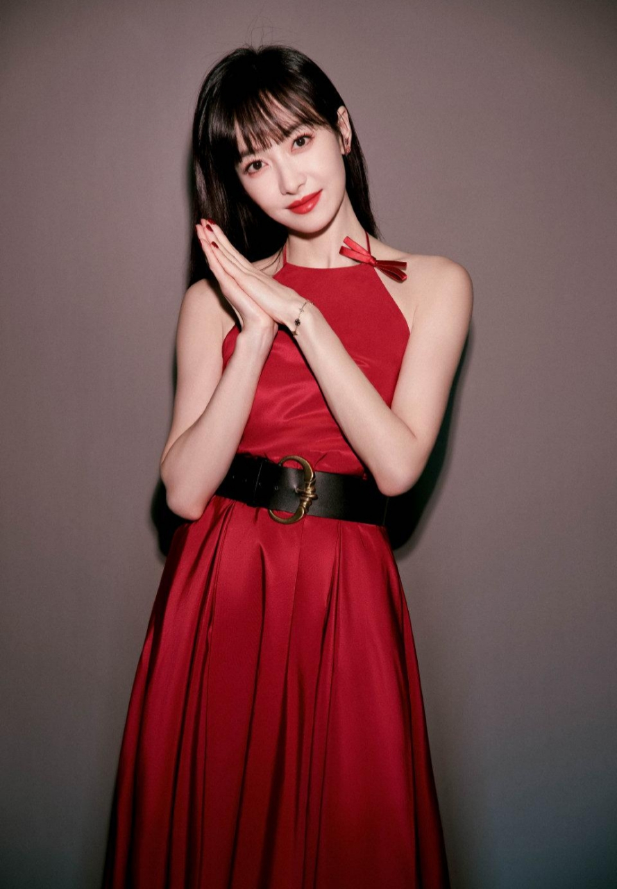 宋茜好漂亮,一袭红裙,娇艳妩媚,性感迷人!