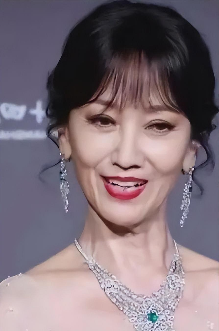 "不老女神"都是假的,58岁刘嘉玲素颜,撕开不少中老女星的假面