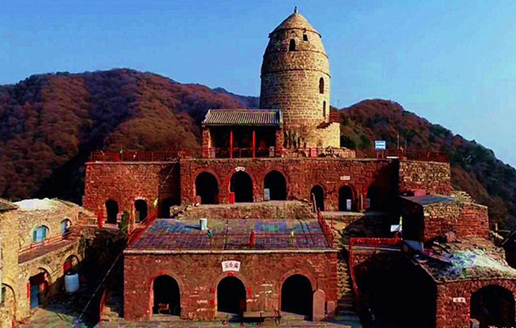 绛县东华山集险峻山势,丰富自然景观,深厚历史文化和众多传说于一体