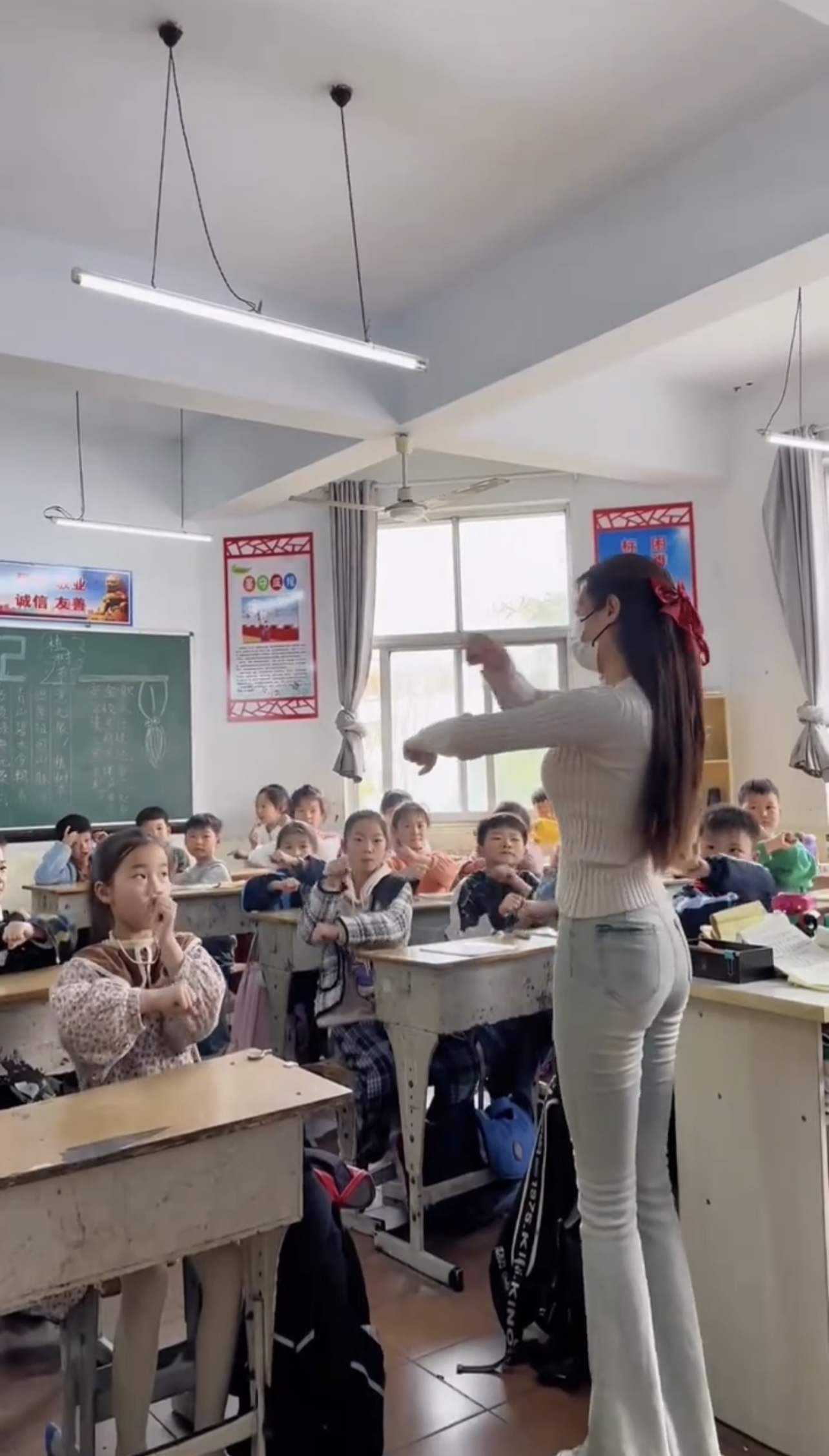 长长的美腿,长长的马尾辫头发,啊娜多姿多彩,有这样的老师你还会逃课