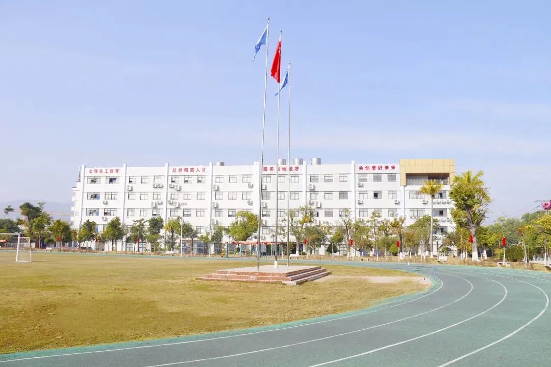 依托中国高考神话之乡——湖北黄冈教育的模式和经验,由黄冈名师坐镇