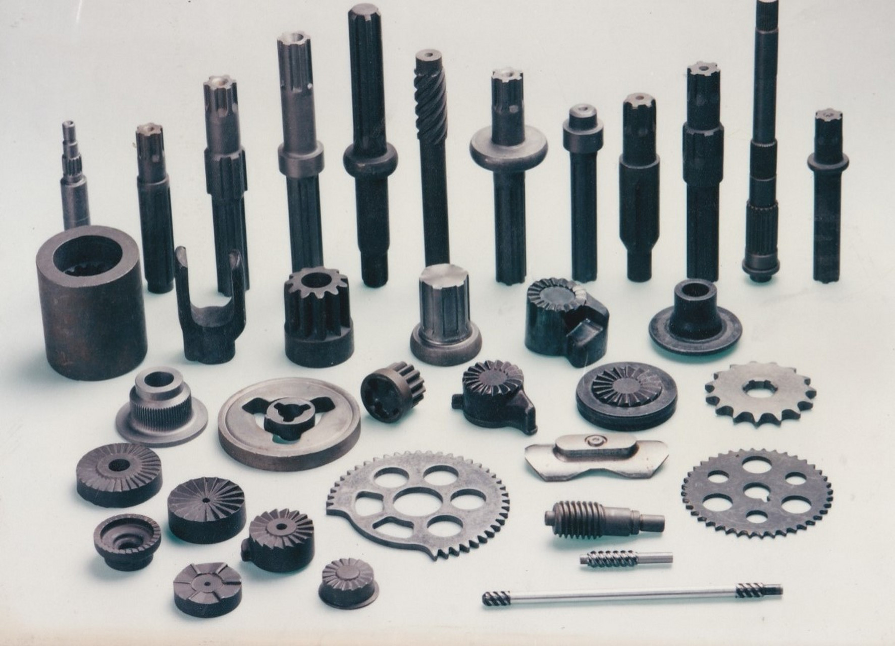 冷镦和冷挤压是两种金属加工工艺,利用塑性变形制造零件.