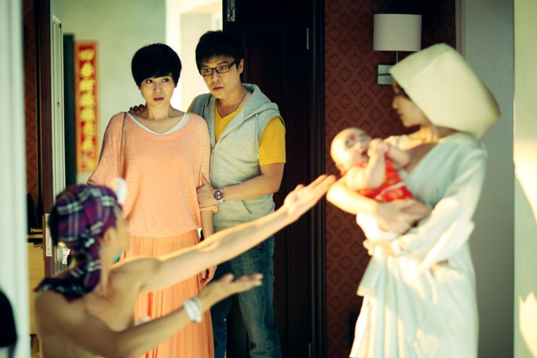 《小儿难养》中,严道信面对从韩国回来的女儿乐乐,情绪复杂