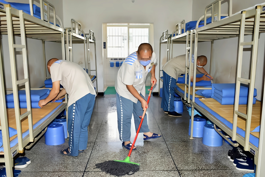 服刑人员需遵守《监狱服刑人员行为规范》,注重个人卫生和环境卫生