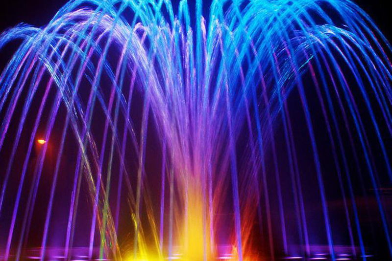 步入科技与自然交融的庭院,每一步都触发地砖重力感应喷泉!