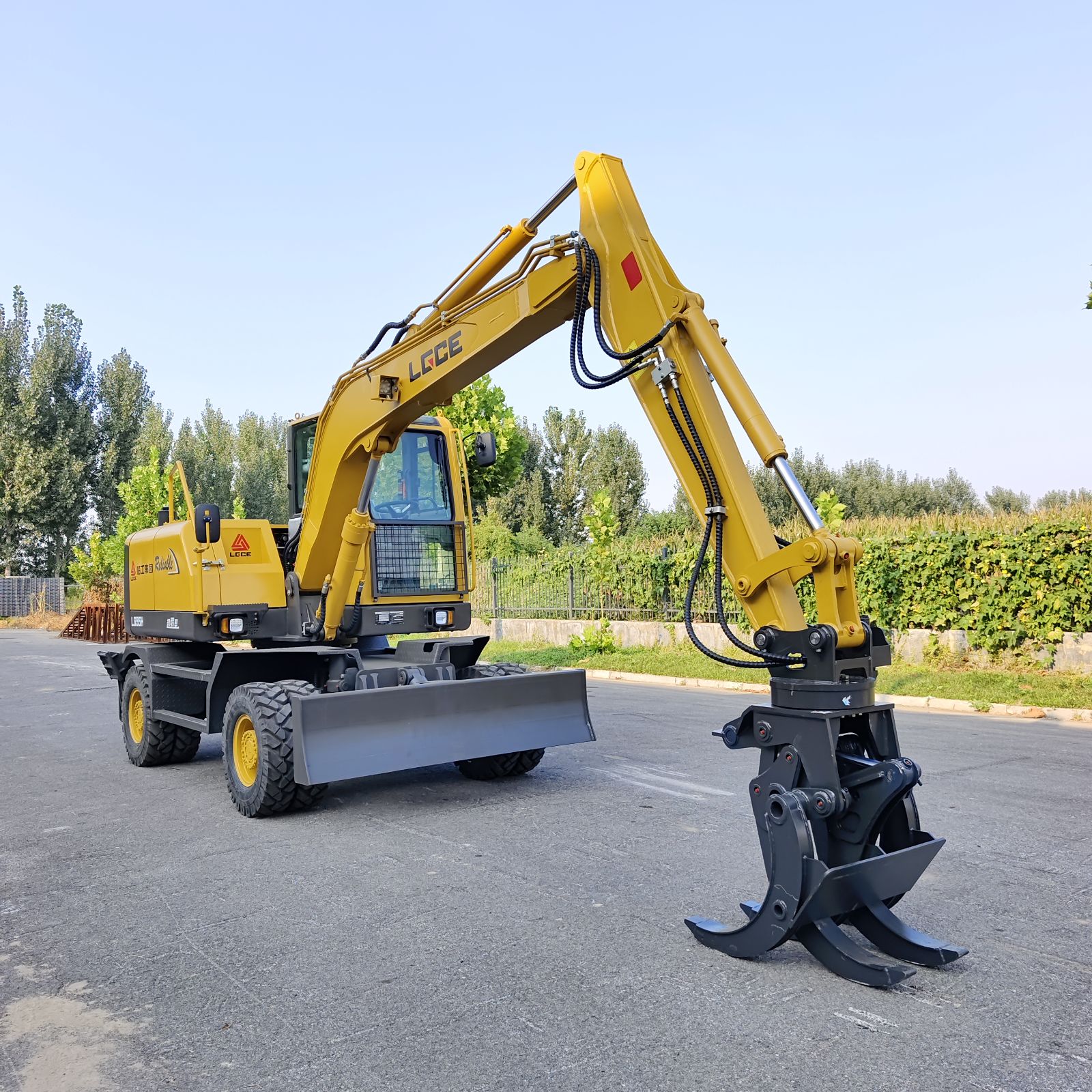 轮式大临工抓木机 夹木机 安装打草机 抓废铁 抓甘蔗 抓草捆 轮抓