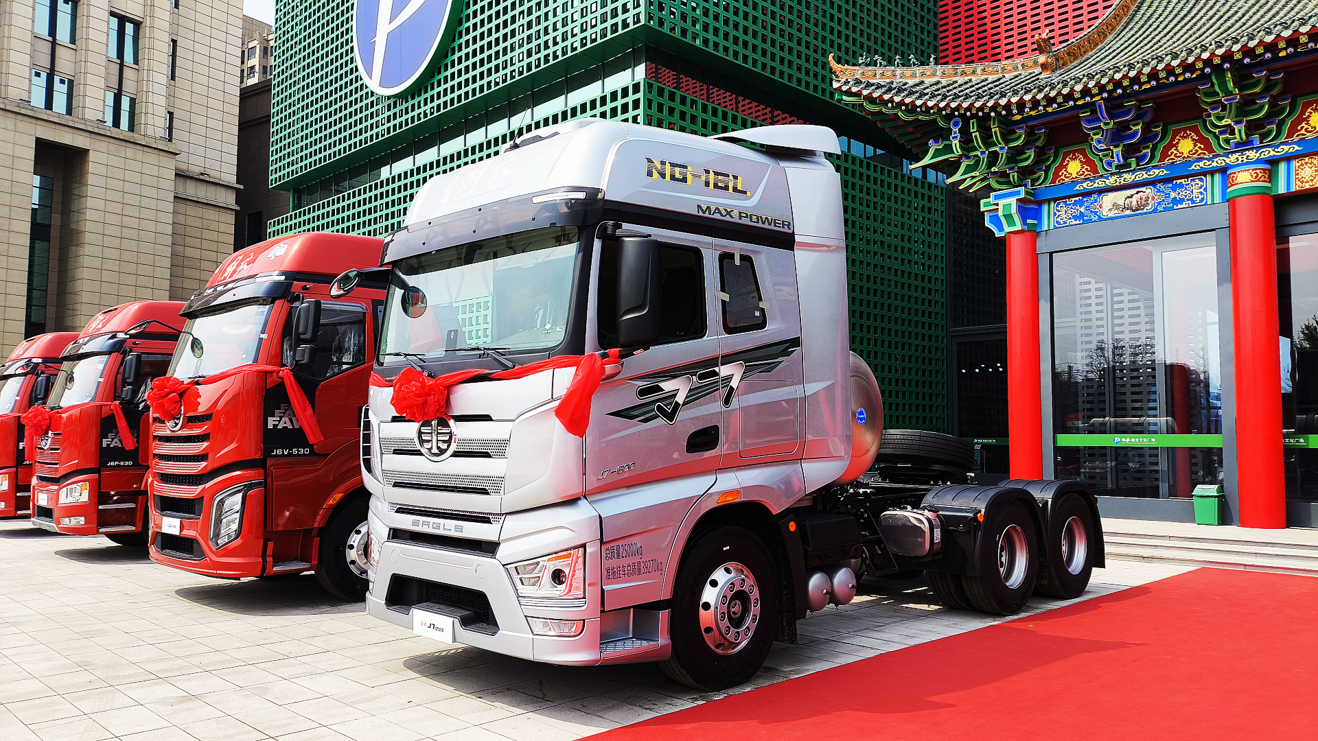 现场用户争相体验,揭示解放j7 600匹燃气牵引车人气爆棚原因