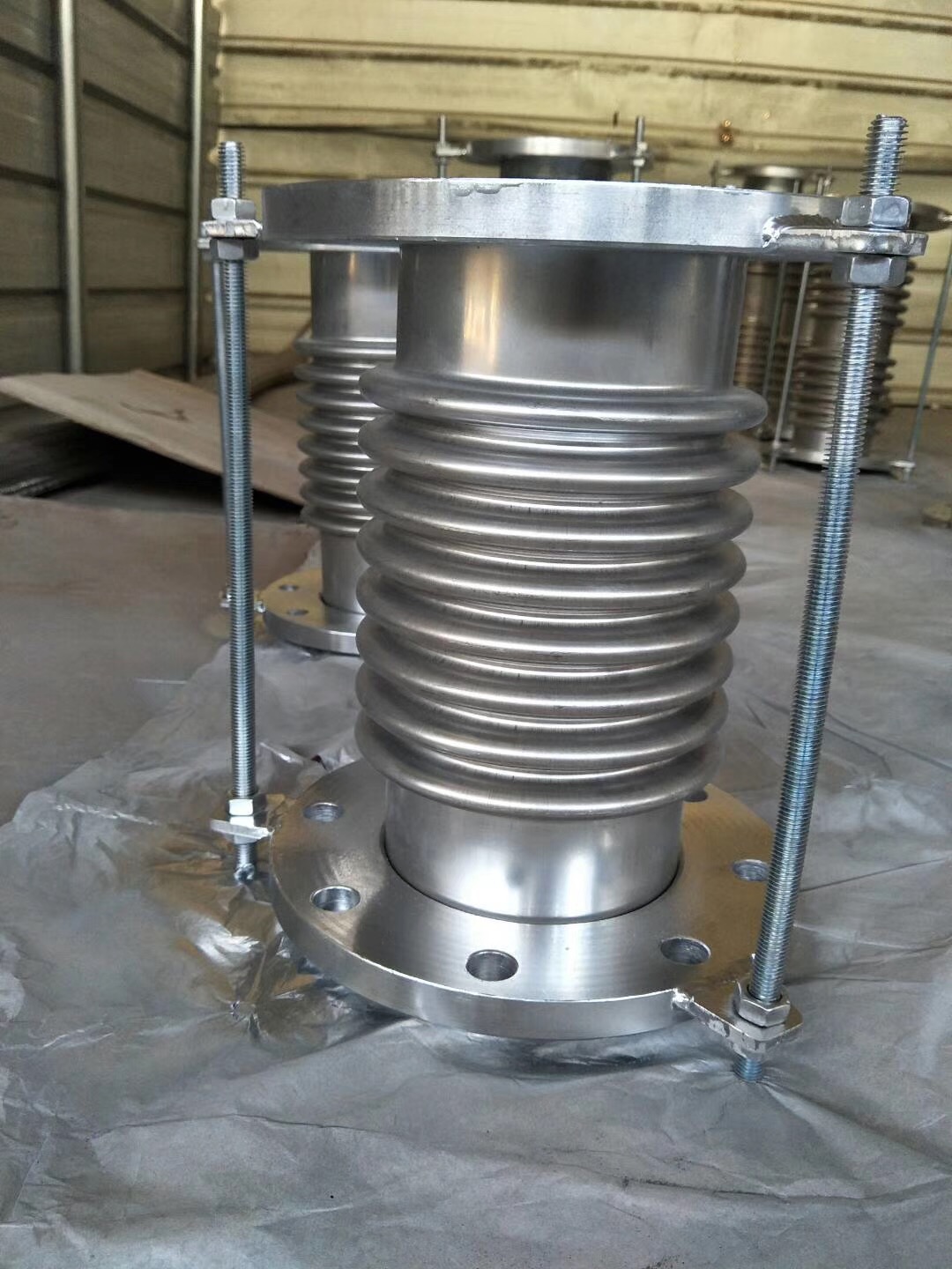 新华丰耐腐蚀法兰波纹补偿器的应用范围和使用时注意事项