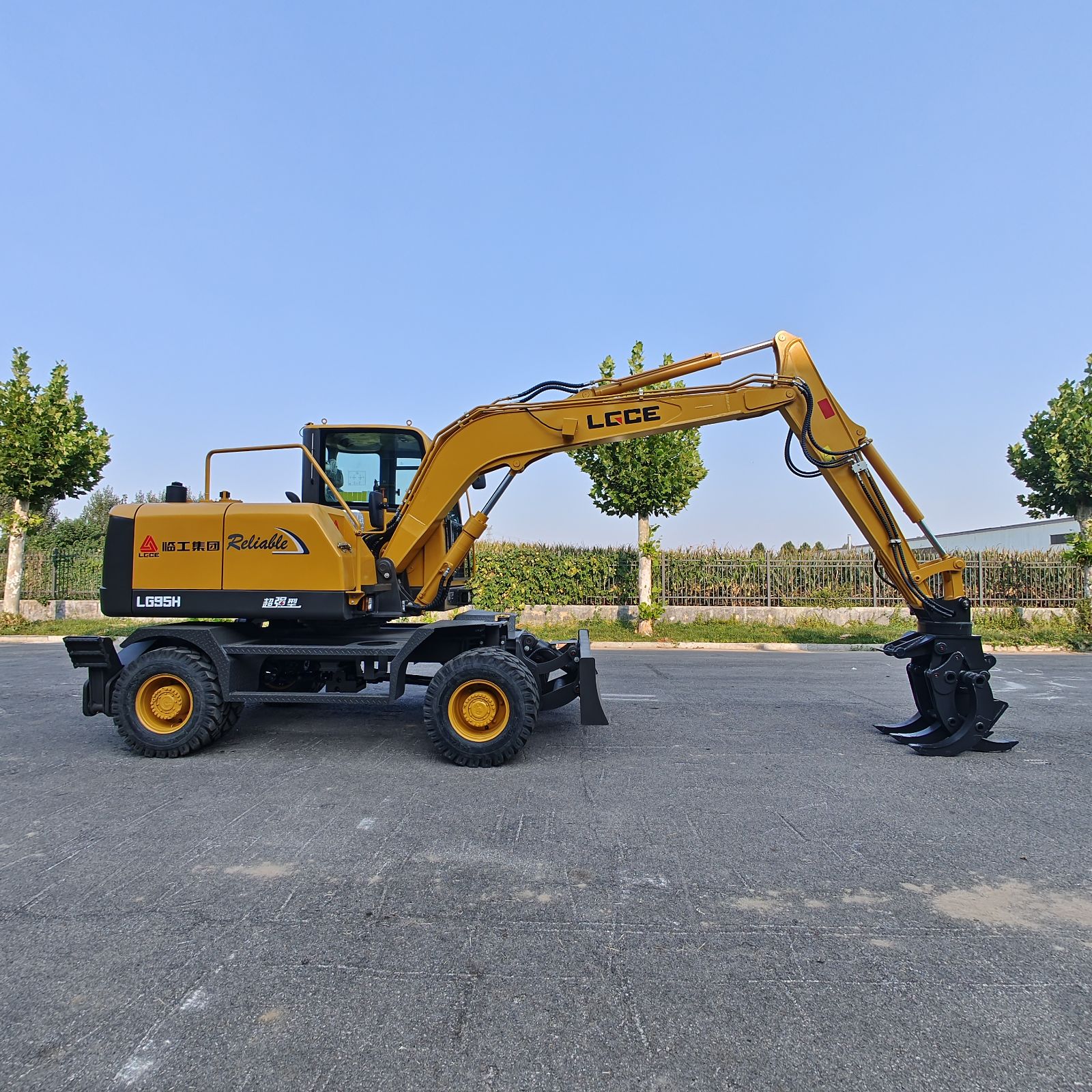 轮式大临工抓木机 夹木机 安装打草机 抓废铁 抓甘蔗 抓草捆 轮抓