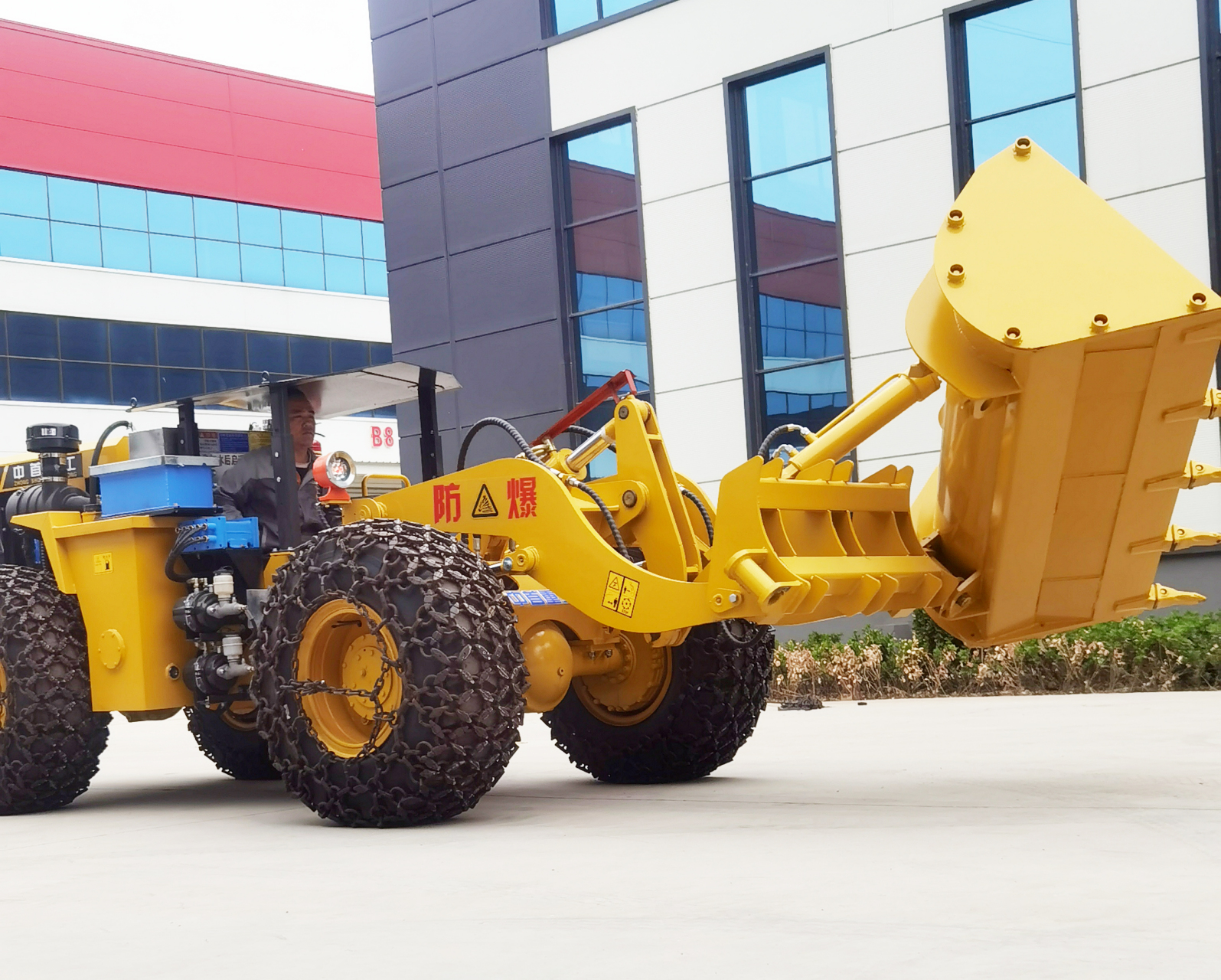 井下矿用装载机侧翻铲斗是矿山机械的关键部件,具有高强度,耐磨,耐