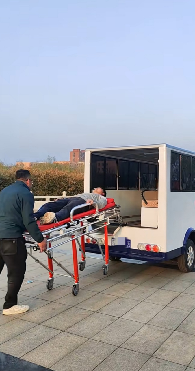 一个人就能轻松把担架车推到电瓶车上,这个发明可真是太实用了