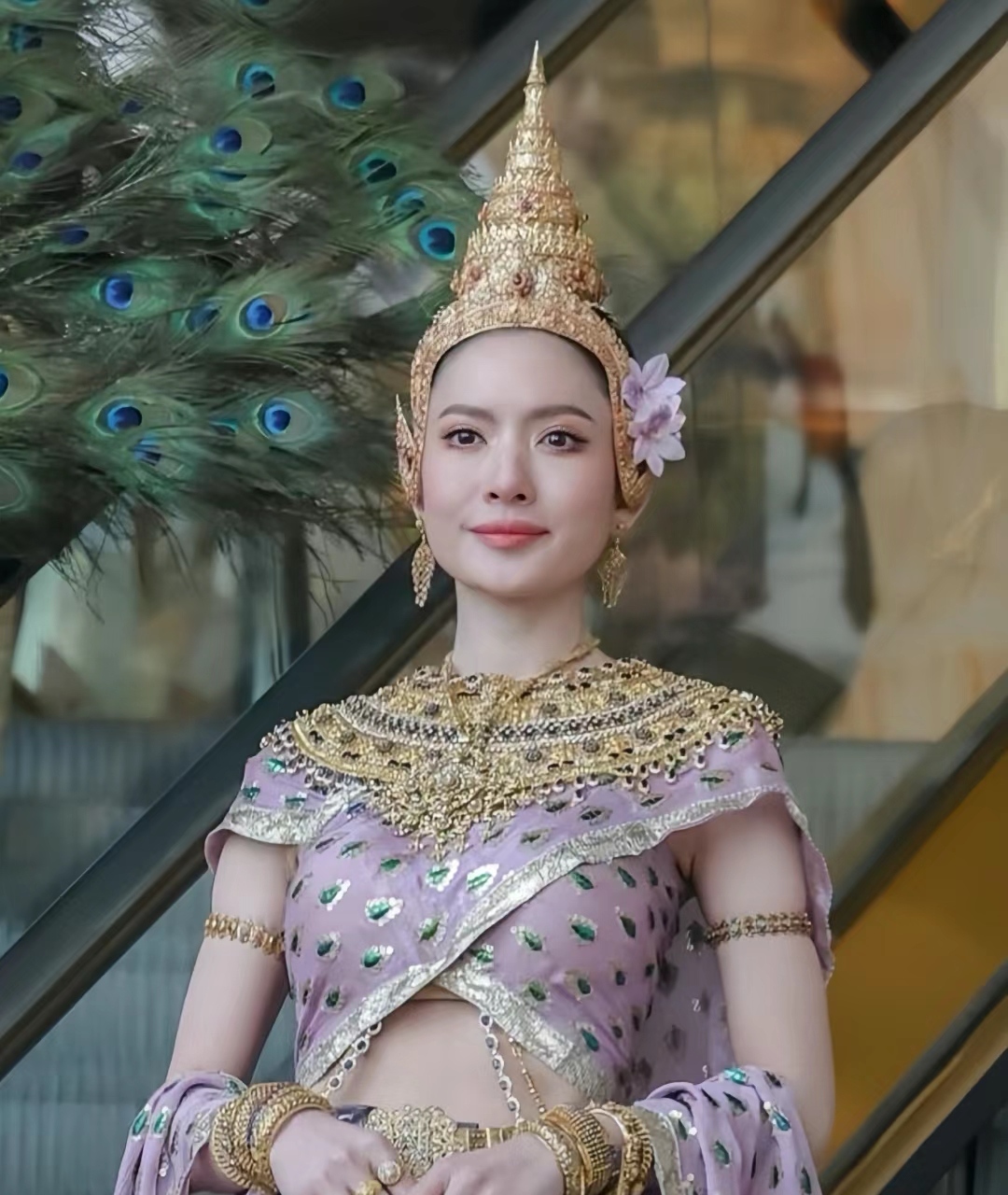 泰国女星瓦妮达身穿华服,头戴金冠,满身的珠宝首饰,隆重的扮演宋干节