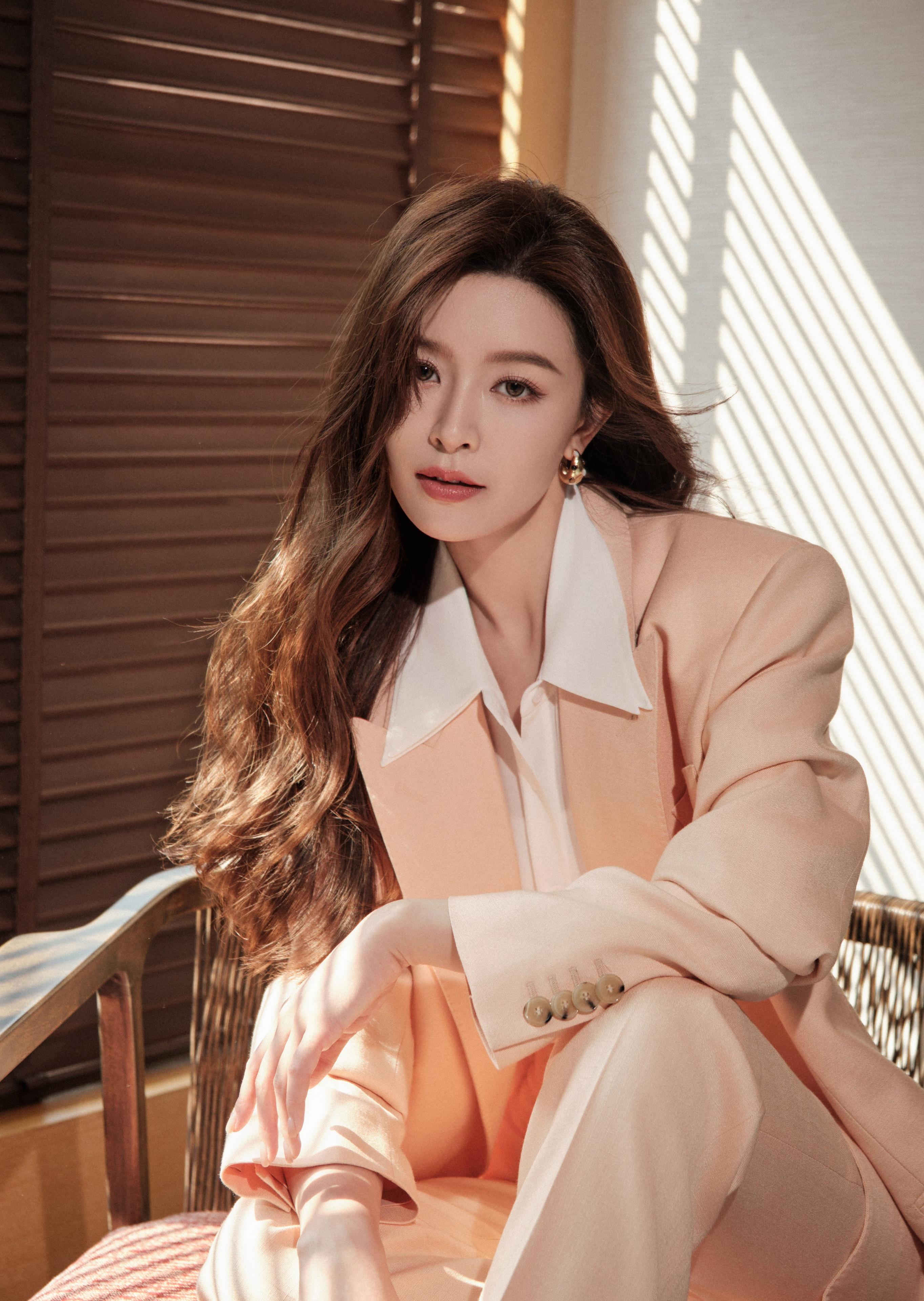 文咏珊的珊瑚粉西服套装