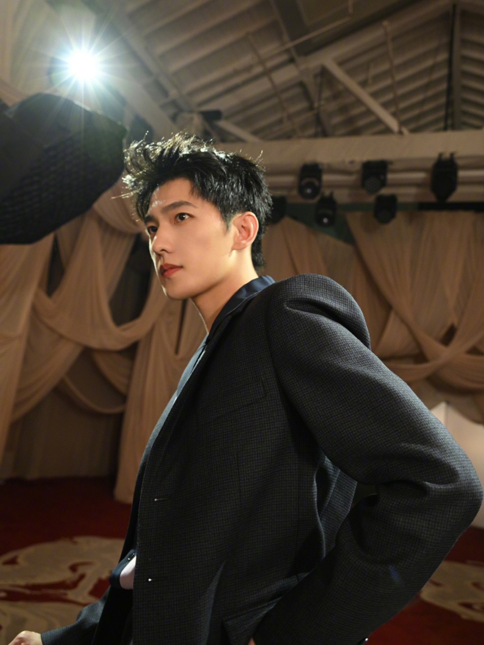 杨洋摘面具# 杨洋参加活动,摘面具这张照片很帅