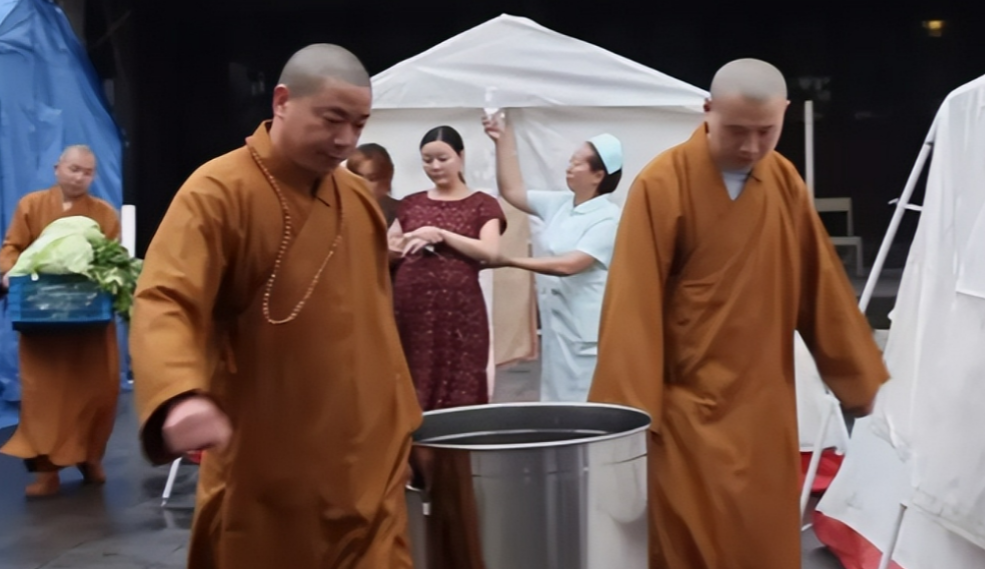 回顾08年汶川地震高僧破三戒收留孕妇诞生108个罗汉娃后来如何