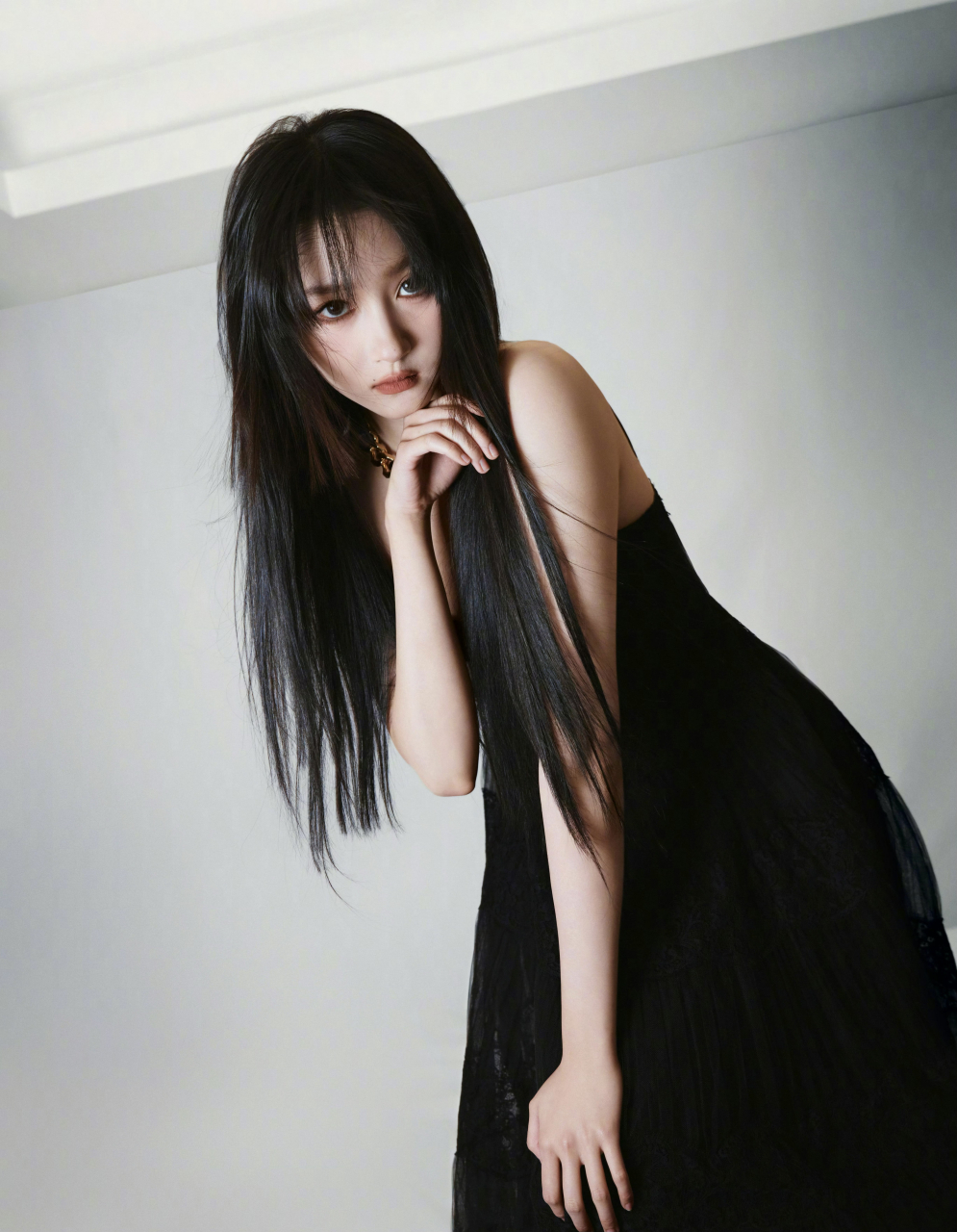 关晓彤今日暗夜黑纱裙活动图,齐刘海黑长直发型有种小魔女的感觉
