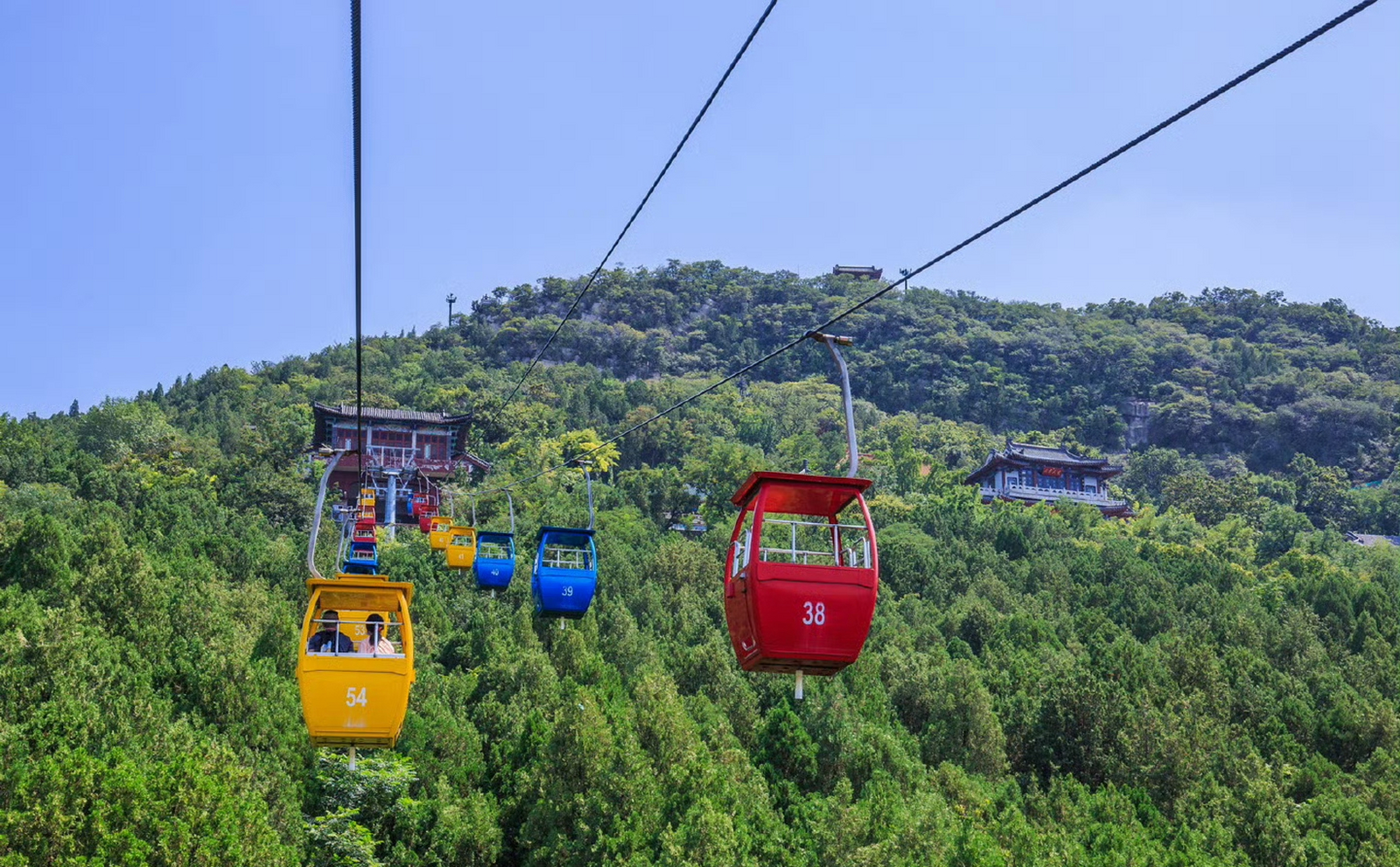 千佛山的名字来源于山壁上雕刻的千尊佛像,每一尊都栩栩如生,诉说着