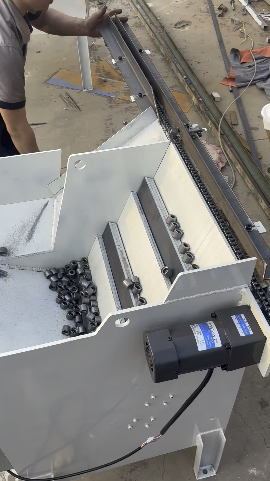 提升机上料机,阶梯推板上料机,无心磨床送料机,送料机