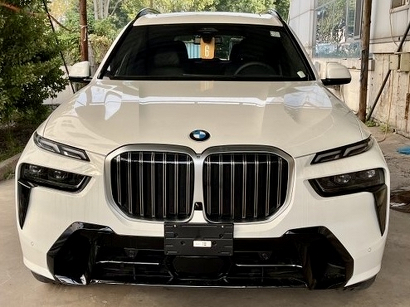 看到一辆白色车身的新款宝马x7