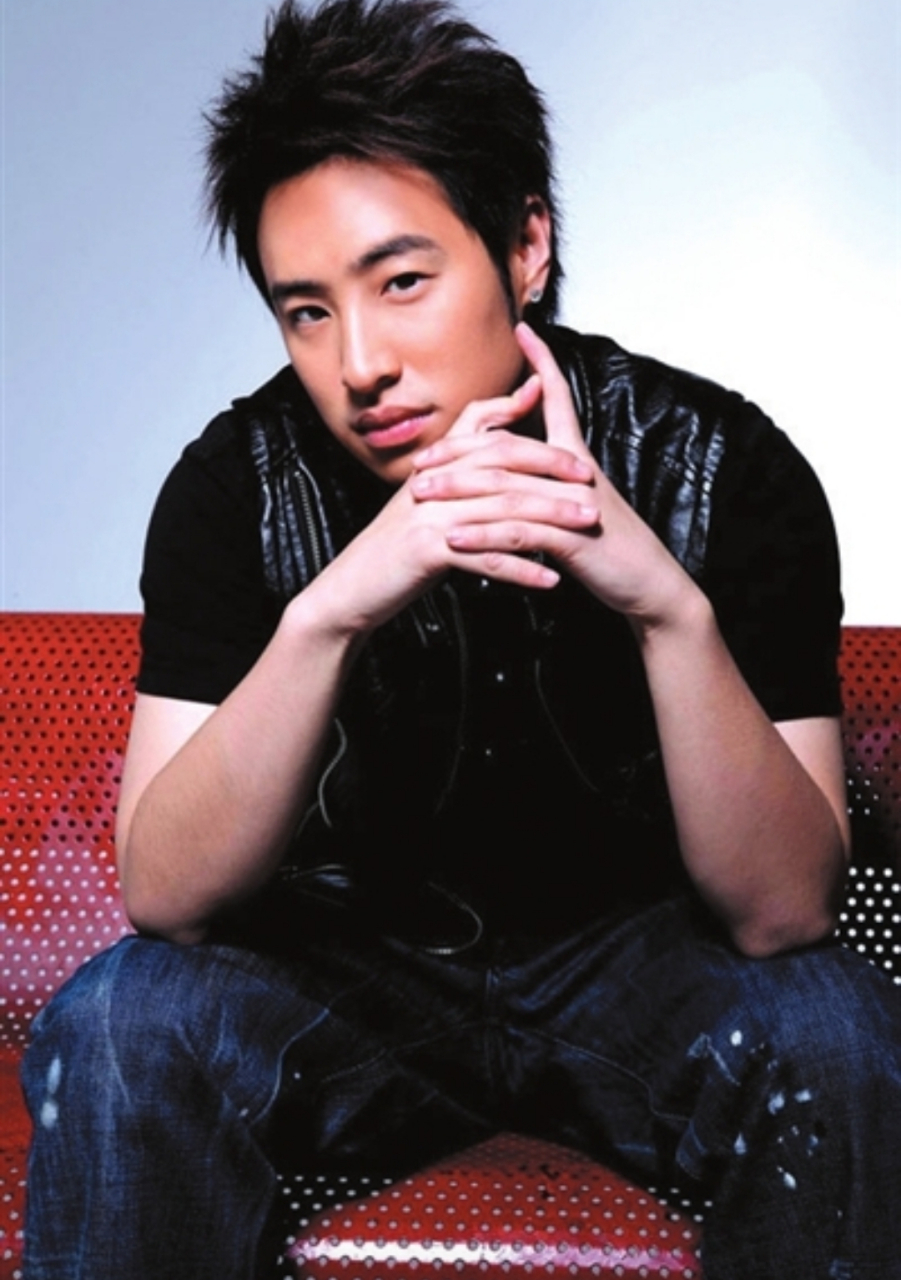 潘玮柏旧照,年轻的时候真的很帅气,他的歌曲也曾经陪伴过许多人的青春