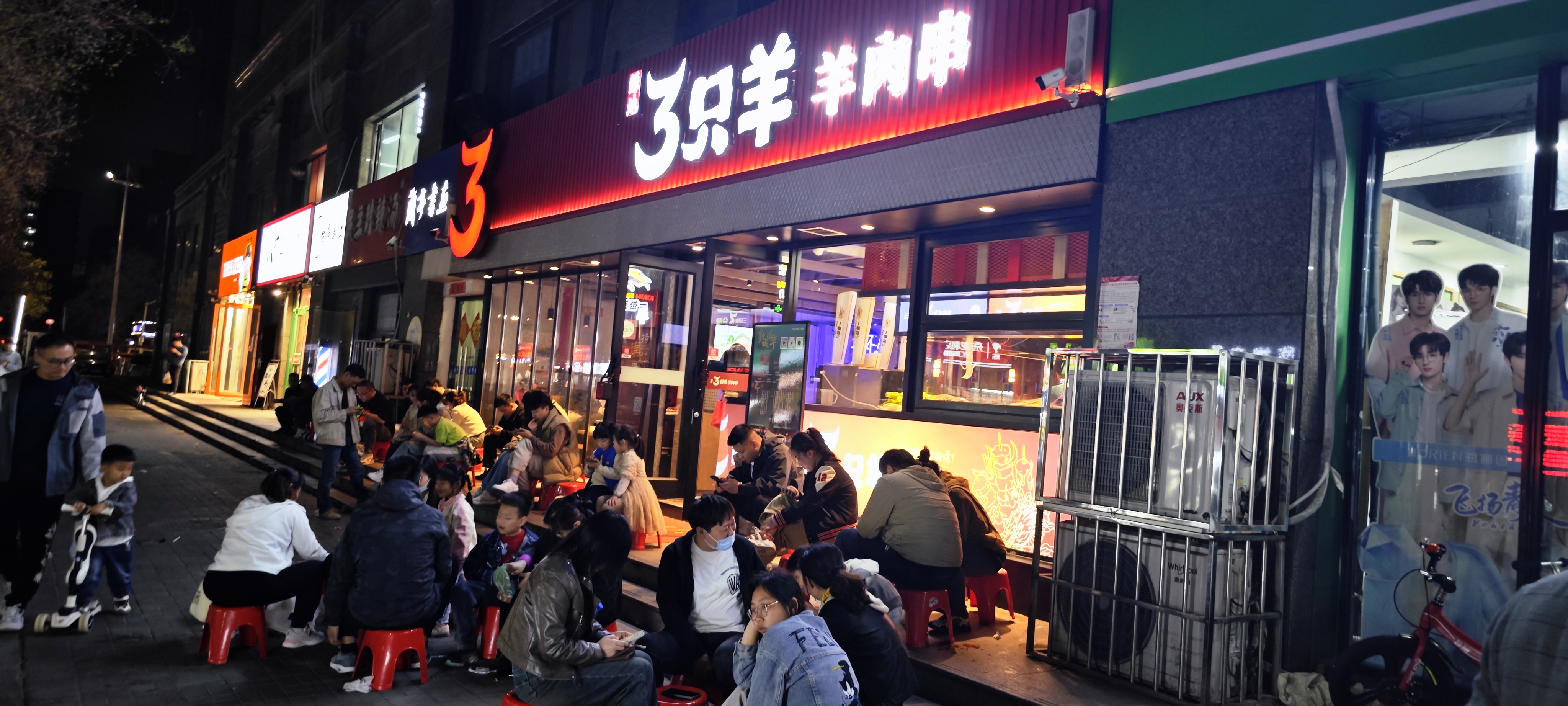 饭后溜达路过一家三只羊烧烤,看这门口等着叫号的队排的.