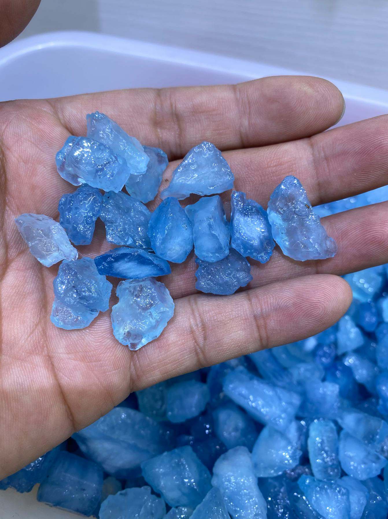 以下是对它的介绍:   海蓝宝又名海蓝宝石,颜色呈天蓝至海蓝色,给人一