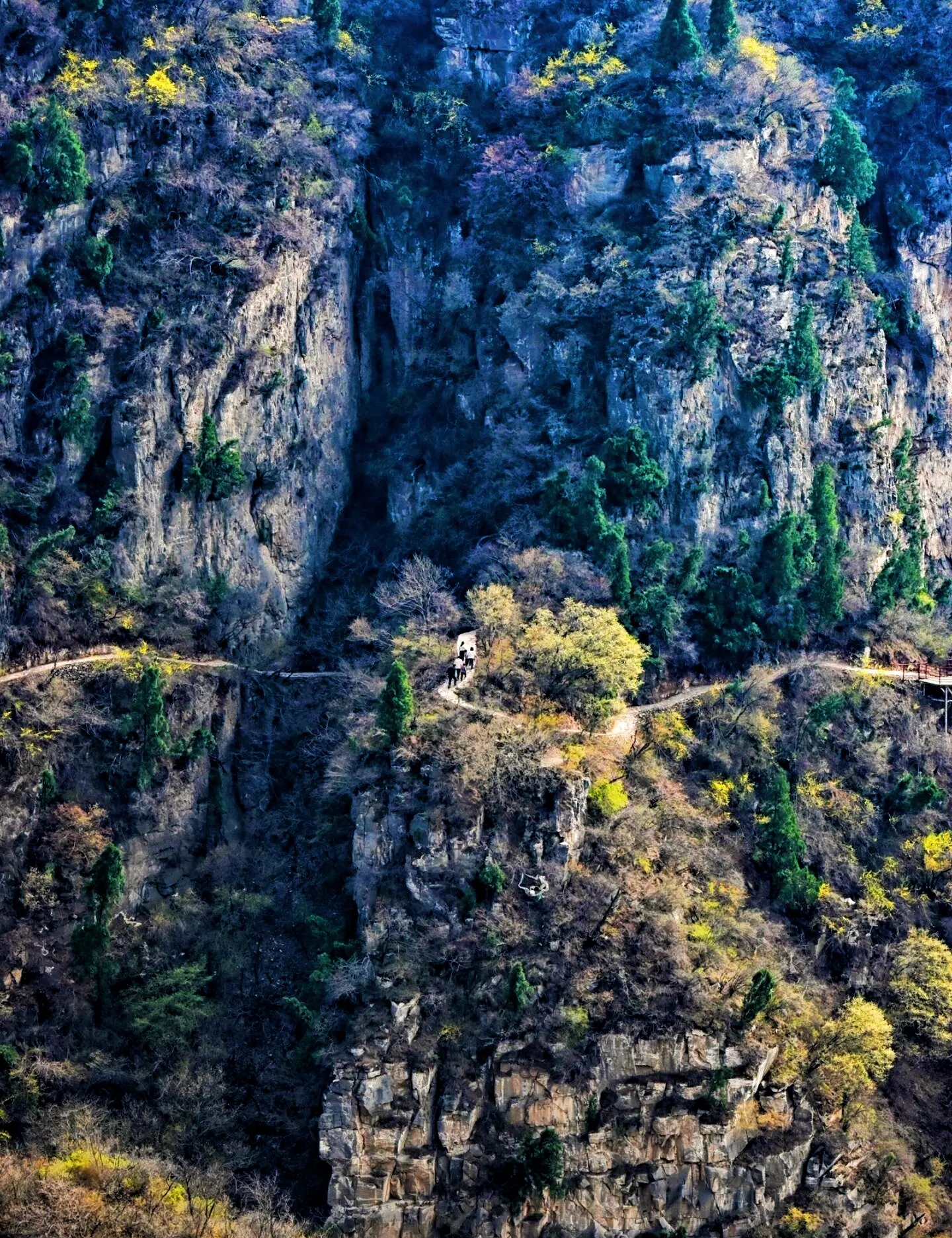 黄牛寨位于巩义郑州周边经典徒步路线大概11km左右