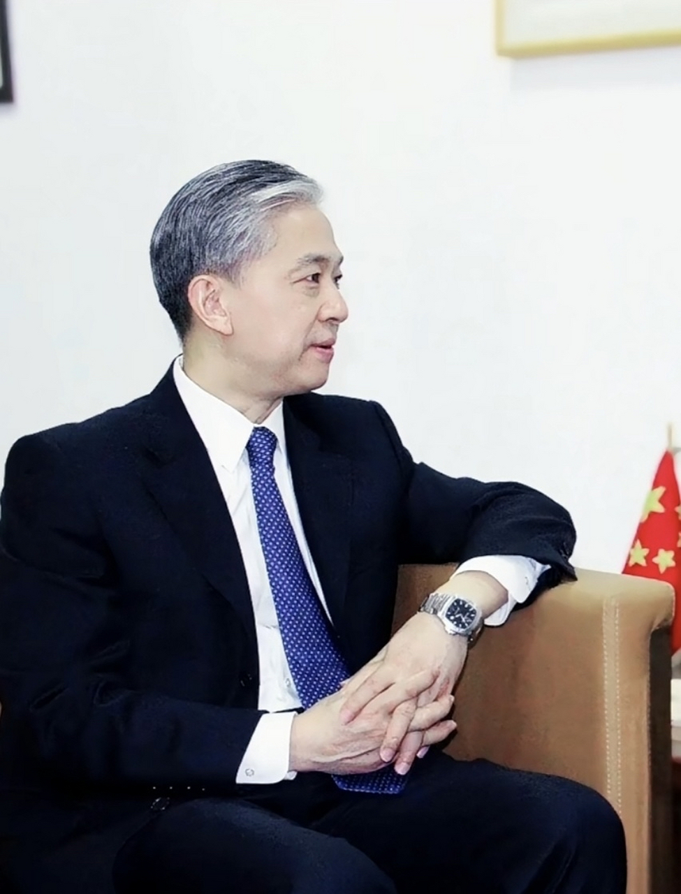 这几天中国外交部发言人汪文斌戴的腕表在网上火了起来.
