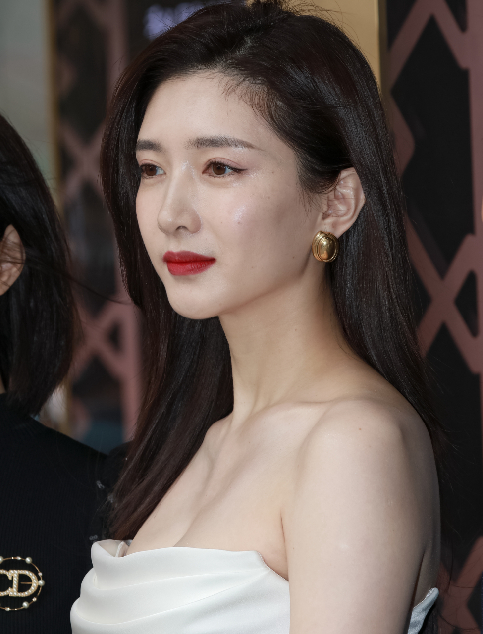 江疏影的低胸红毯照片