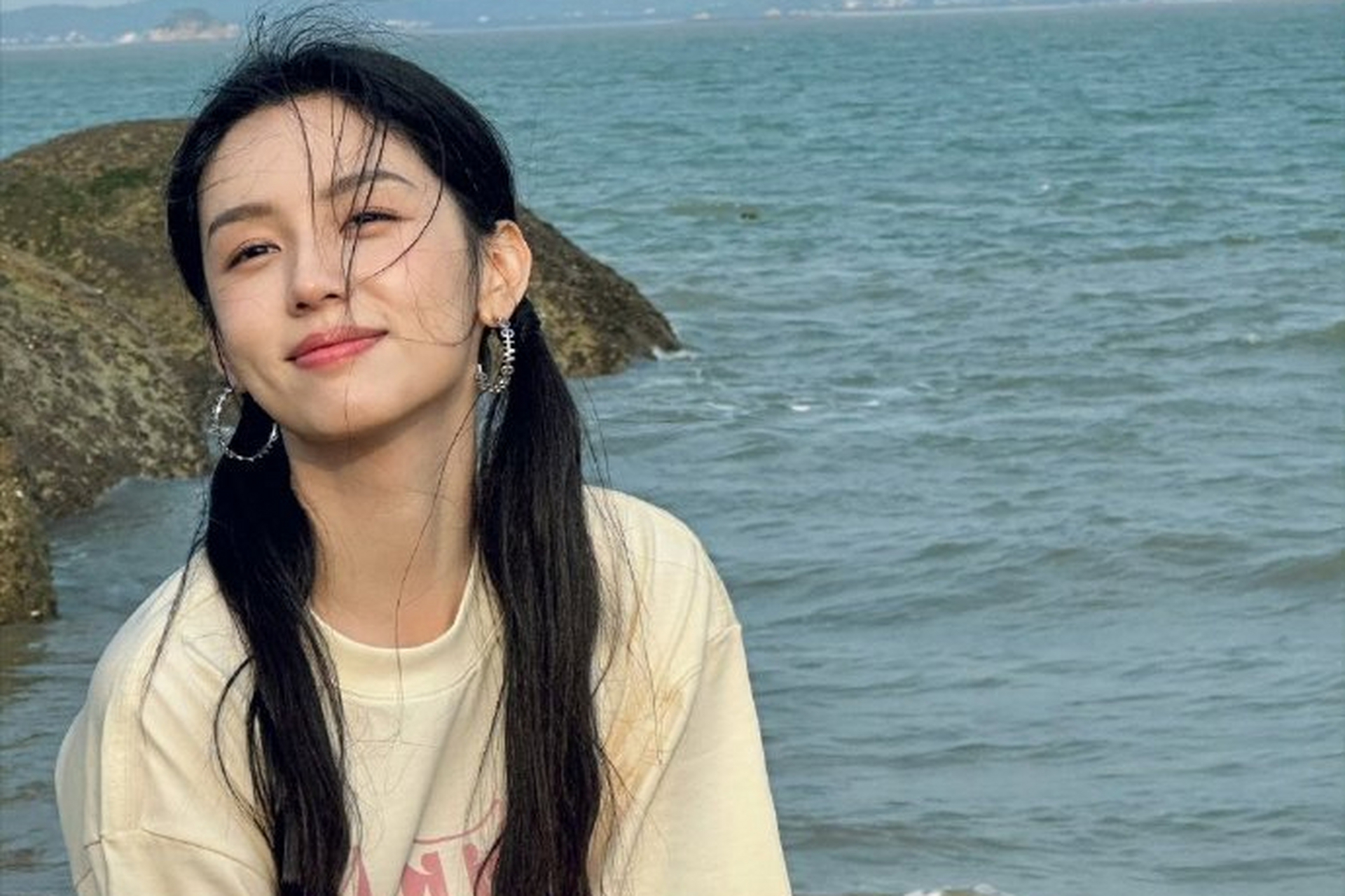 演员周也在海边度假,分享轻松愉快的度假照片和心情.