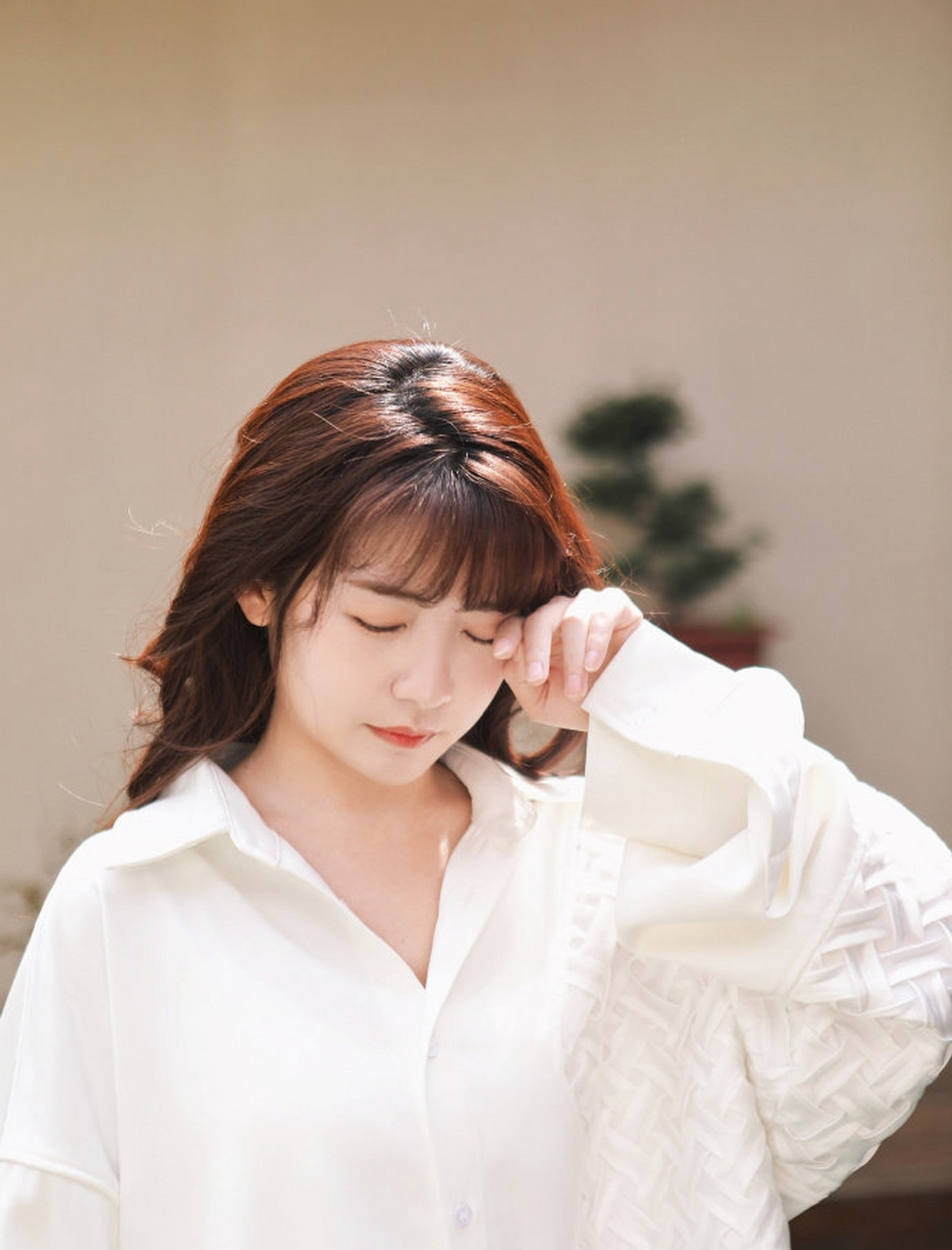 赖美云:白色衬衫笑容温暖