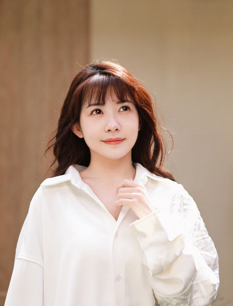 赖美云:白色衬衫笑容温暖