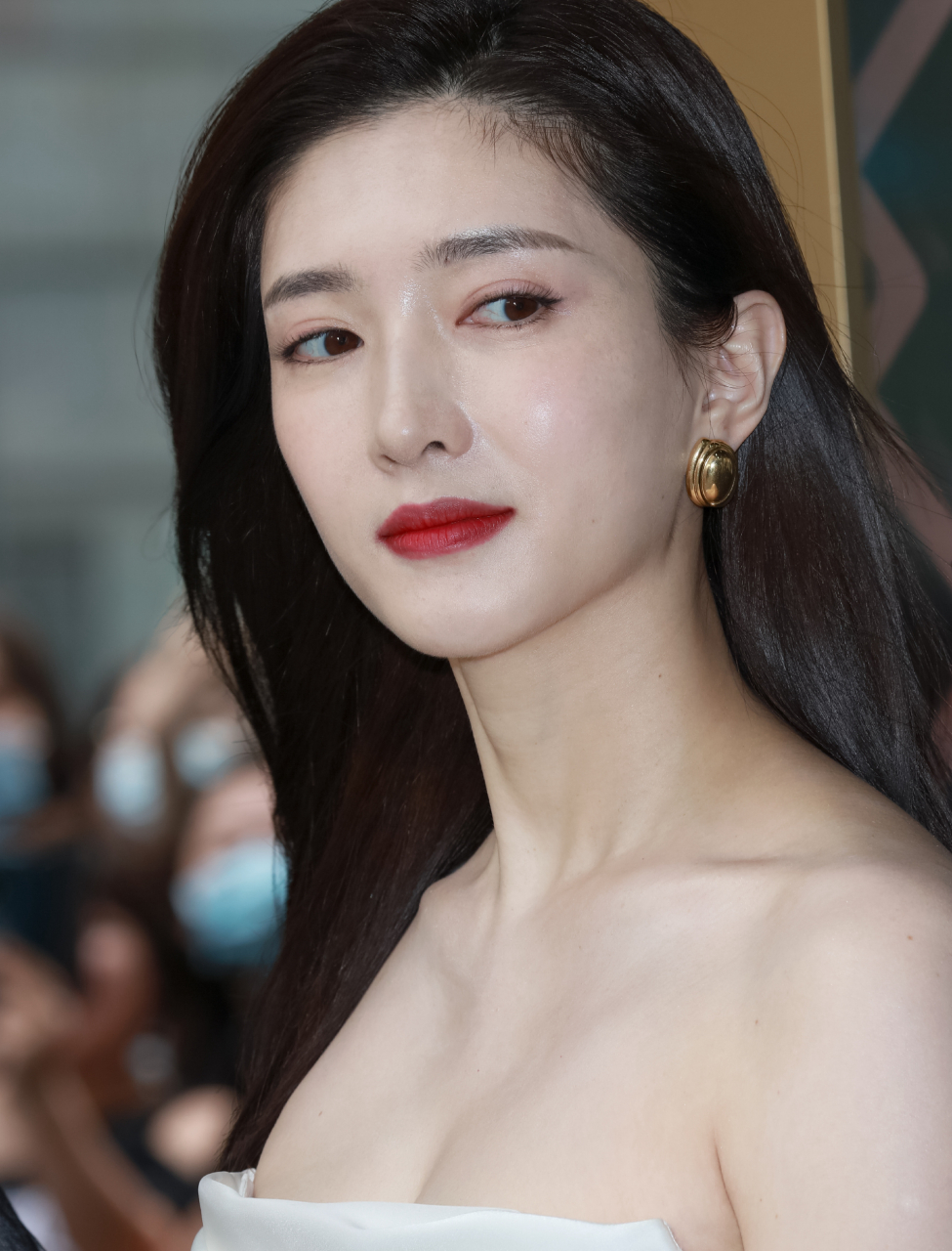 江疏影的低胸红毯照片