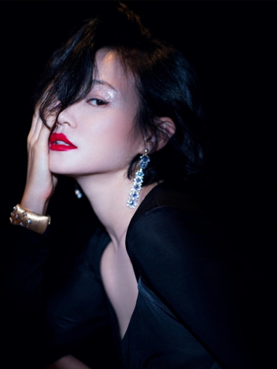 绝美写真!谭卓凹凸身材穿黑色长裙,红唇卷发散发迷人魅力.