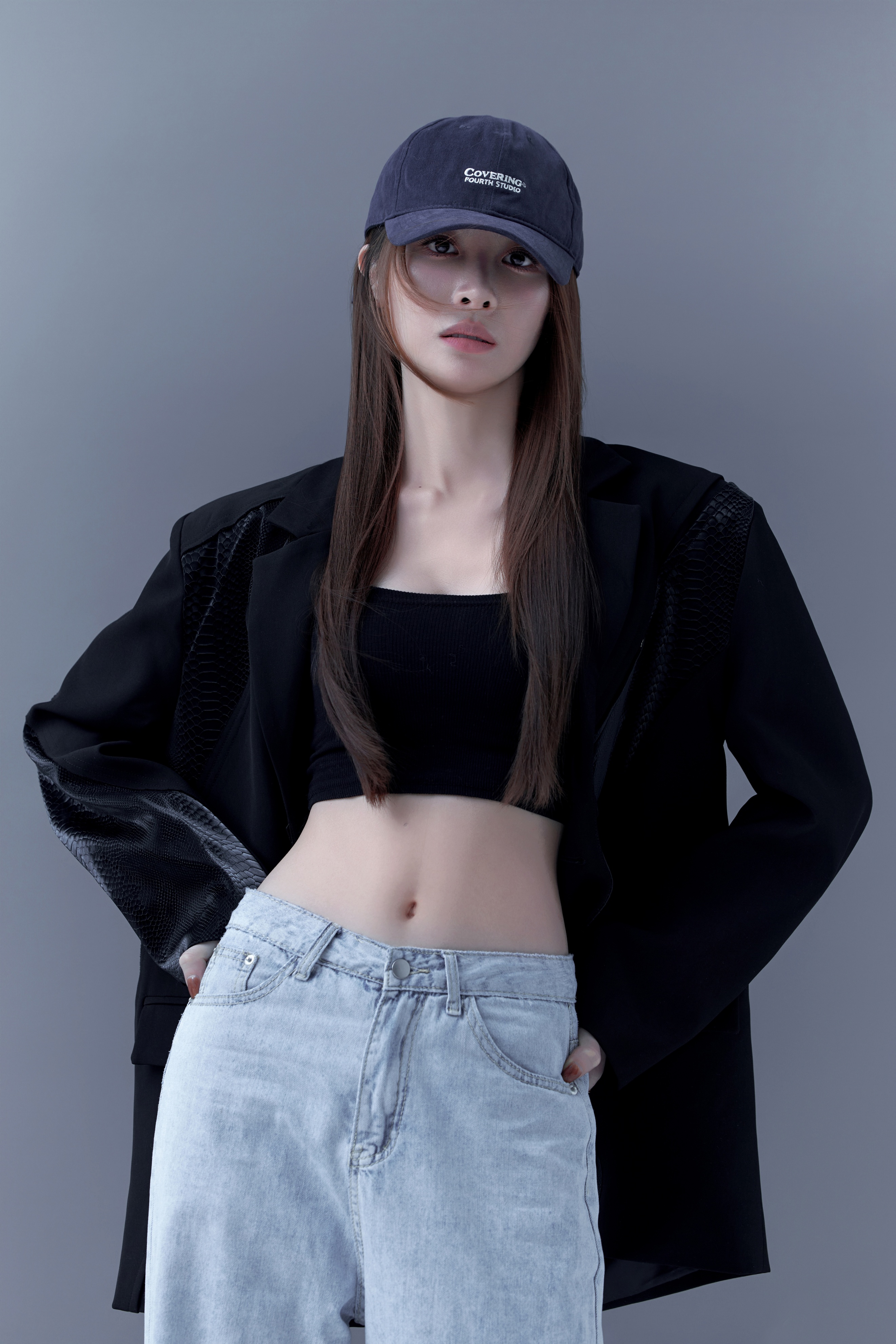 隆妮写真:深蓝色棒球帽与浅蓝色牛仔裤的完美搭配