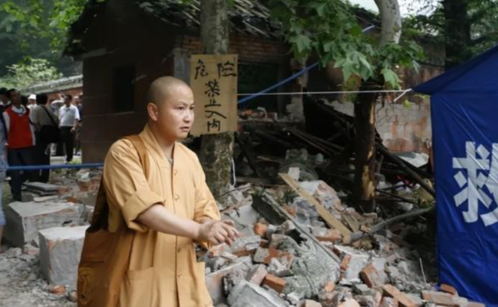 回顾08年汶川地震高僧破三戒收留孕妇诞生108个罗汉娃后来如何