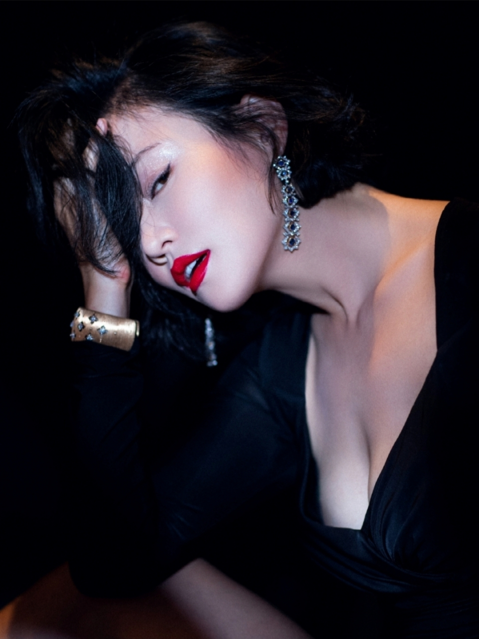 绝美写真!谭卓凹凸身材穿黑色长裙,红唇卷发散发迷人魅力.