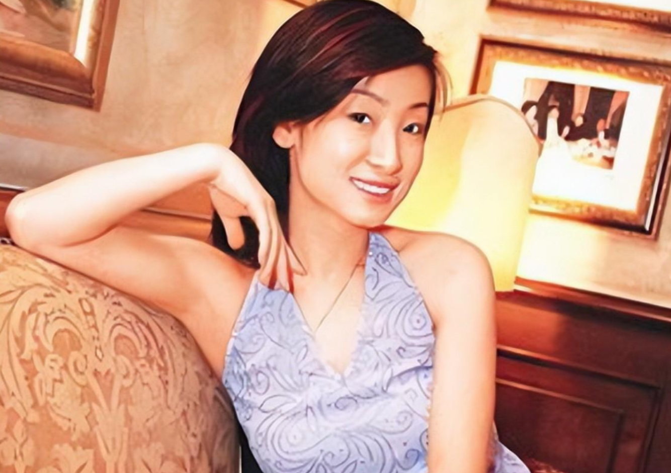 秦海璐出生不久,正值下海经商热,父母便离开家去往大连,做起了第一批