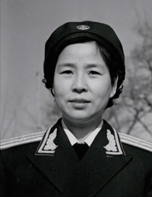 开国少将易耀彩携妻还乡见童养媳苦等22年将军妻子一起回家