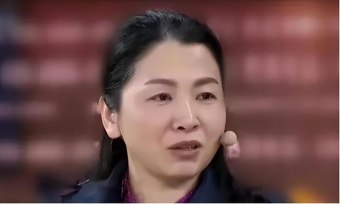 蔡小明经常会去高中部找易彩虹玩耍,每当在学习生活中遇到困难时,他也