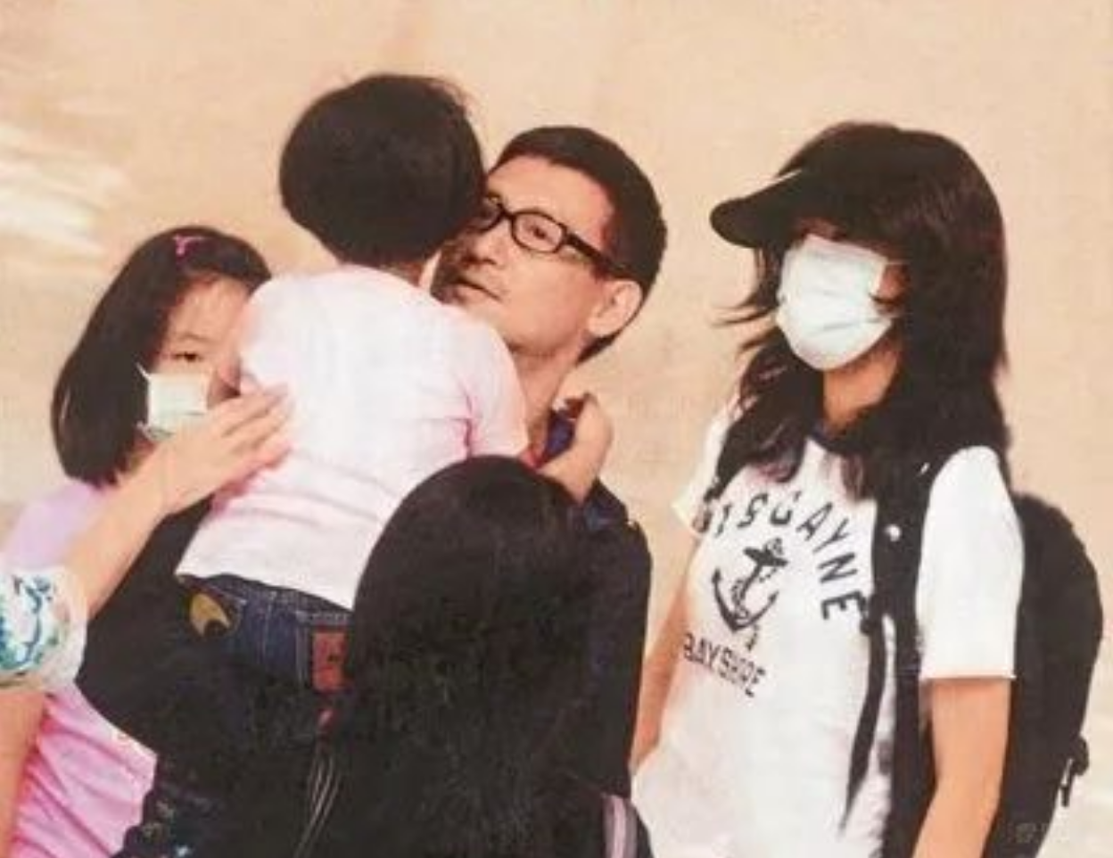 回顾结婚27年一双女儿颜值出众他们的幸福惹人羡