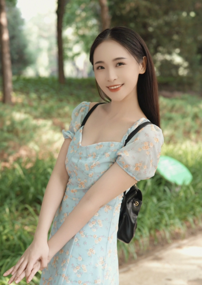 回顾李曼她出道17年不温不火却活出了自己的姿态和个性