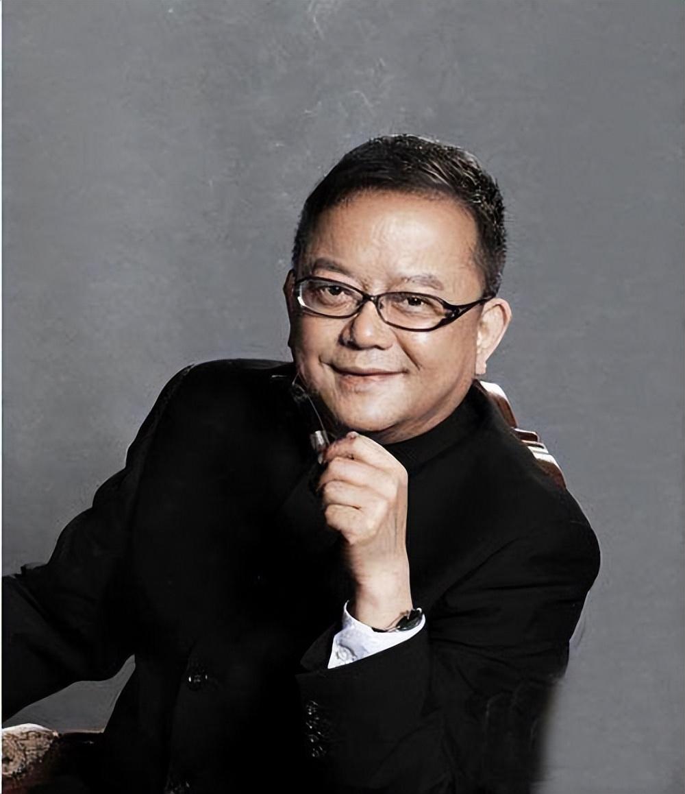 回顾60岁有儿子的王刚本以为可以安度晚年但如今情况让人感叹