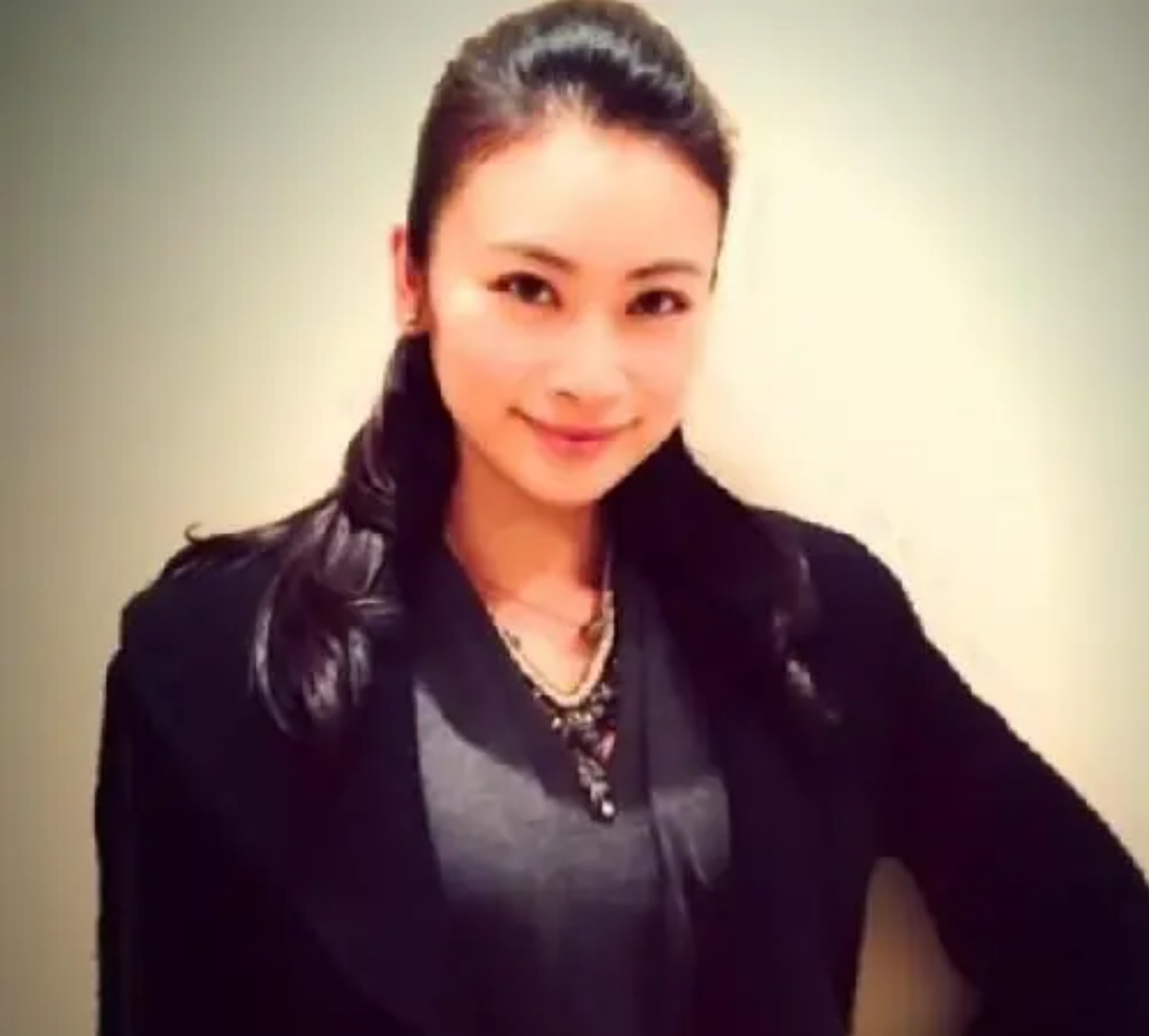 回顾26岁嫁著名舞蹈家恩爱18年生一双儿女可爱又漂亮美满惹人羡