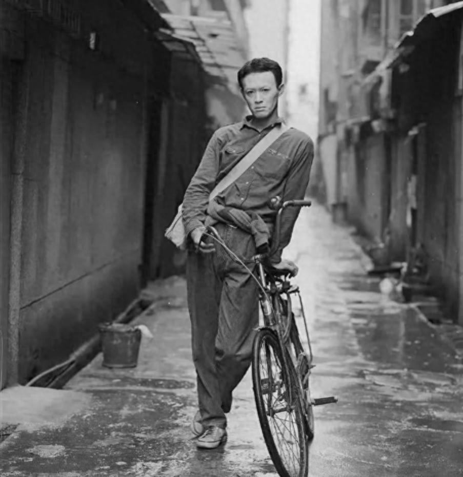 回顾他被称瑰宝级戏骨年轻时坚持不婚老年娶小25岁妻子生双胞胎