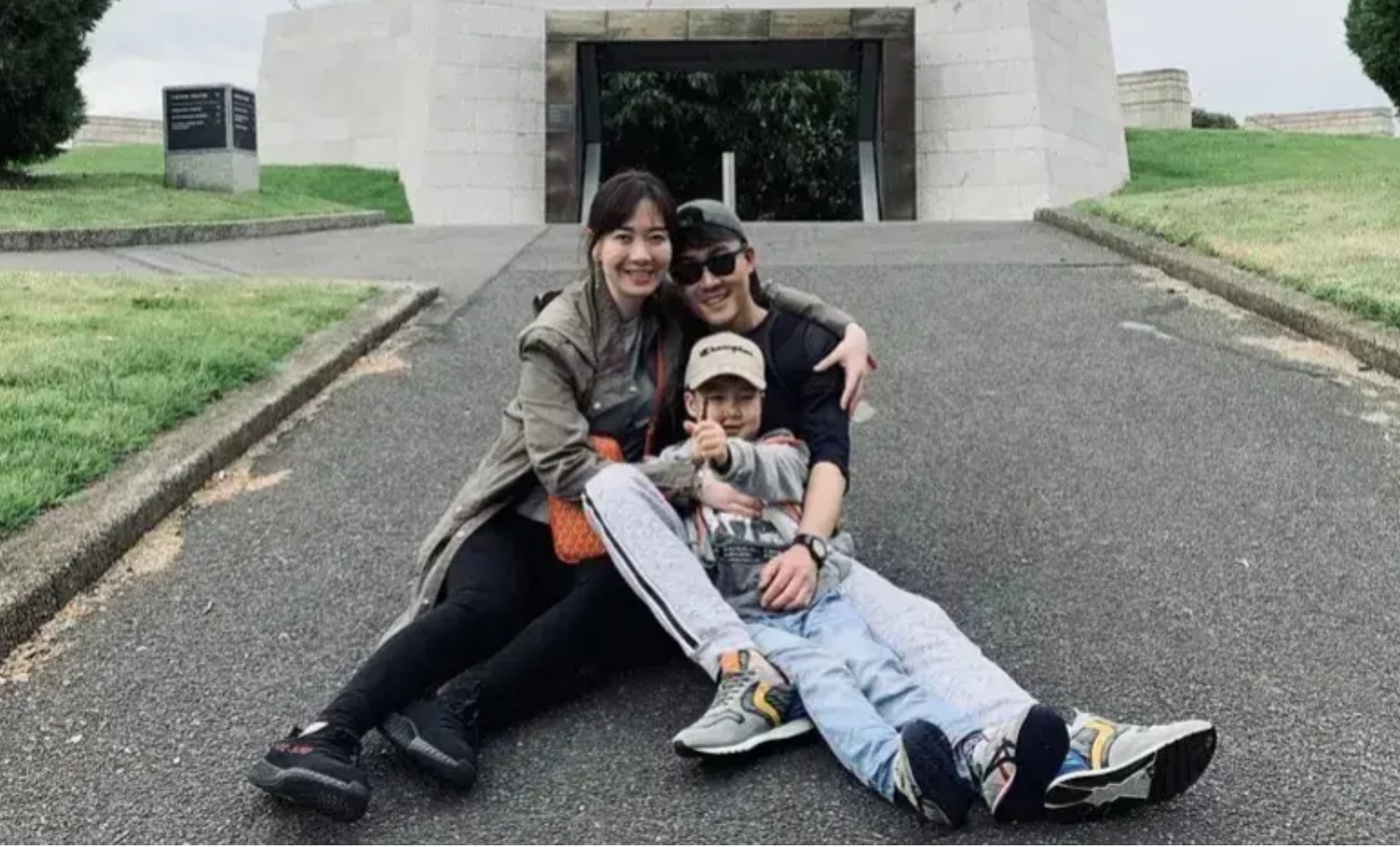 但是戏外的曹征对老婆孩子不要太爱,感兴趣的可以戳>知名演员曹征:戏