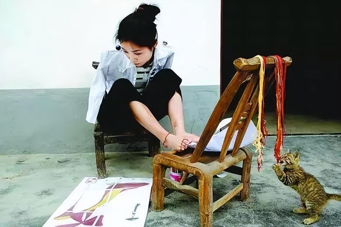 无臂女孩杨佩:9岁失去双臂,她用脚绣十字绣,如今身家千万