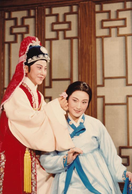 王文娟出生于1926年的浙江绍兴,幼年王文娟的生活远没有孙道临那样